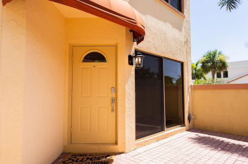 44 Uno Lago Dr, West Palm Beach, FL 33408-2662