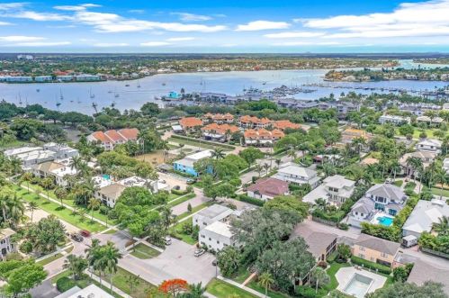 780 10th Ave, Naples FL  34102-7335 exterior