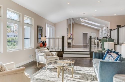 2 Blue Sea Ln, Great Neck NY  11024-1504 exterior