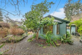 11033 Phinney Ave, Seattle, WA 98133-8742