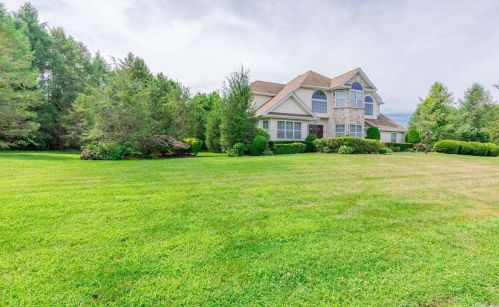 4 Arborvitae Ln, Miller Place, NY 11764-3021