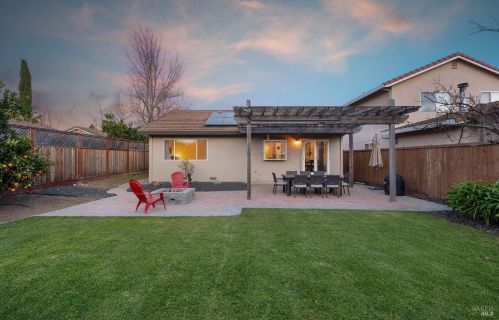 1056 Esparto Ct, Windsor CA  95492-7807 exterior