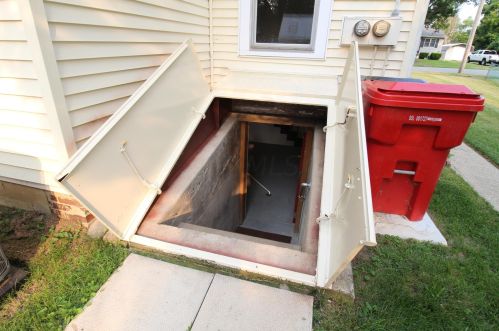 35 Lincoln Ave, London OH  43140-1579 exterior