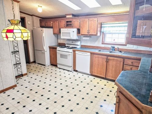 233 Rock Lake Dr, Zelienople PA  16063-8903 exterior