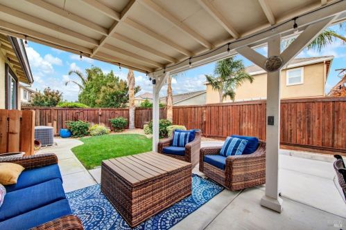 8001 Finchley Ct, Vacaville CA  95687-8253 exterior