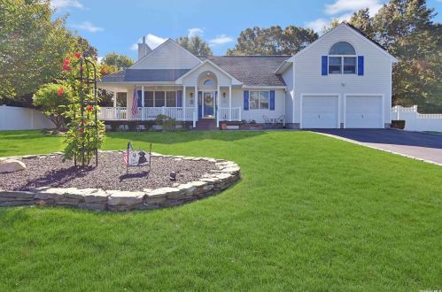 4 Ivy Ct, South Setauket, NY 11720-4099