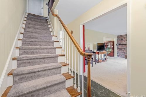 8 Waverly St, Huntington Station, NY 11746-2549