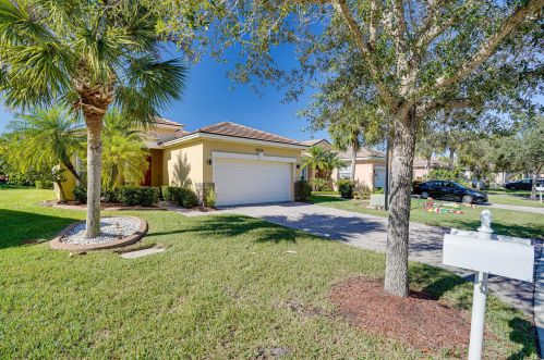 9636 Flowermound Cir, Fort Pierce, FL 34987-2436