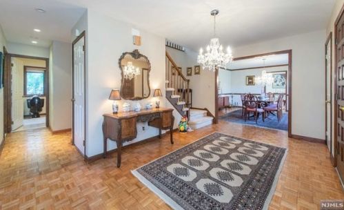 705 Somerset St, Franklin Lakes, NJ 07417-1034