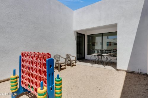 1121 11th St, Phoenix AZ 85006-2744 exterior