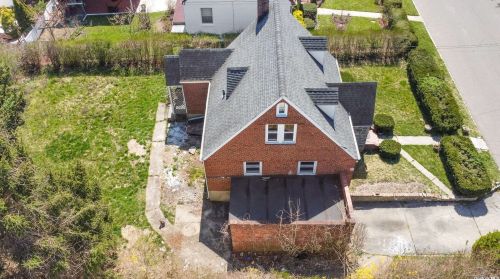 9 Clark Dr, Great Neck, NY 11020-1505