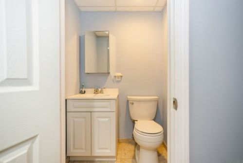 2 Laura Ct, Mount Sinai NY  11766-2360 exterior