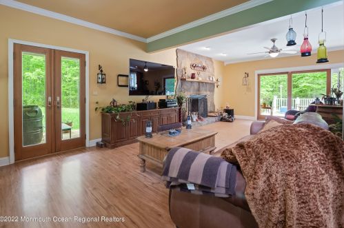 335 Veterans Hwy, Jackson Twp NJ  08527-2832 exterior