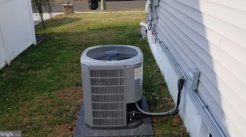 3 Dewar Dr, Trenton NJ 08620-2435 exterior