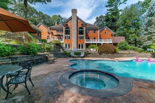 25 Wilshire Dr, Sparta NJ  07871-2841 exterior