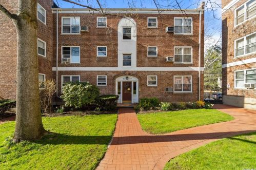 221 Middle Neck Rd, Great Neck NY  11021-1166 exterior