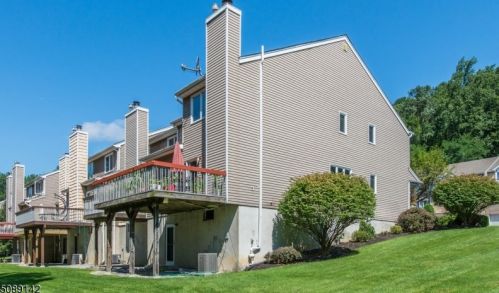 23 Edgefield Dr, Greystone Park, NJ 07950-1967