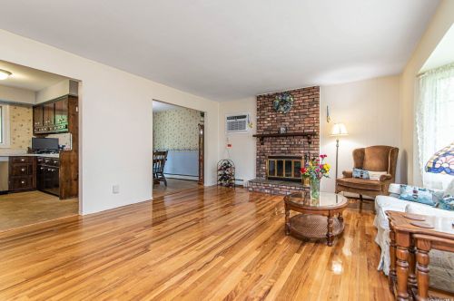 305 9th Ave, Elwood NY  11731-2127 exterior