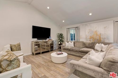 15727 Marlin Pl, Van Nuys, CA 91406-5017