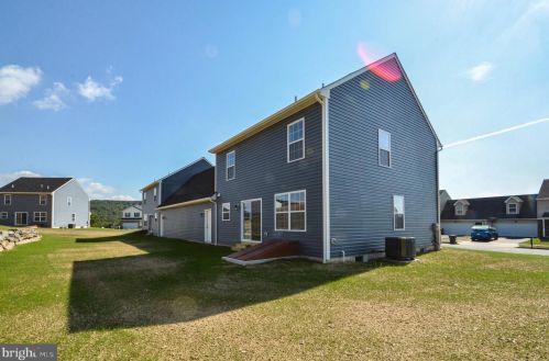 4942 Coatbridge Ln, Walnutport, PA 18088-9386