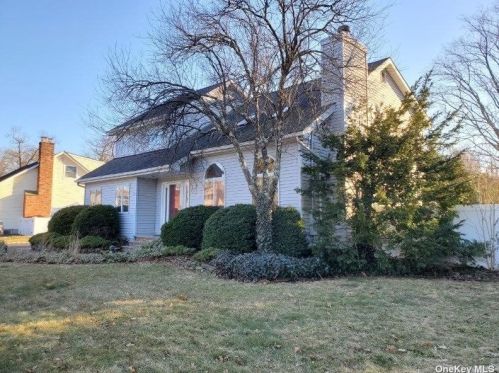 11 Kalmia St, Elwood, NY 11731-1212