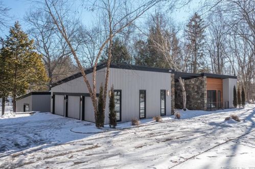 22 Ballwall Rd, Bridgeport, CT 06612-1245