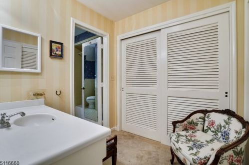 400 Larger Cross Rd, Bedminster NJ  07921-2724 exterior