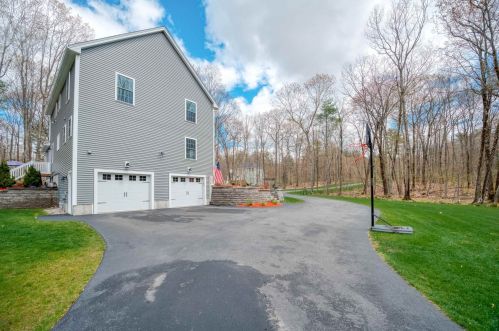 47 Floyd Rd, Derry NH  03038-4712 exterior