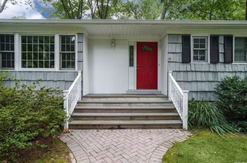 3 Pleasant Dr, Strongs Neck, NY 11733-1918