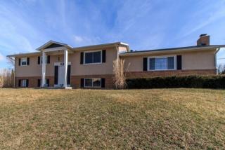 264 Oak Meadow Dr, Pataskala, OH 43062-8750