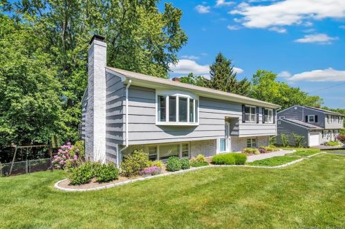 29 Rexview Cir, Bridgeport, CT 06611-3806