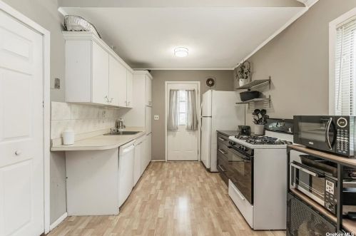 29 Clifford Ct, Huntington Station NY  11746-2106 exterior