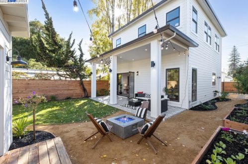 5926 Dover St, Oakland CA  94609-1426 exterior