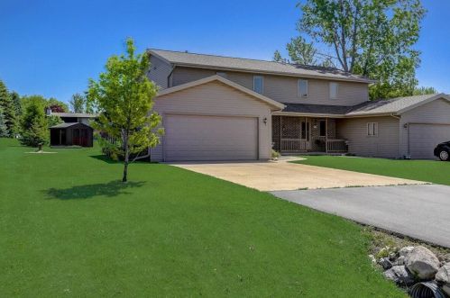 6820 Diane Dr, West Bend, WI 53090-7806