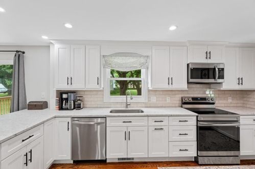 9 Lamplight Dr, Kensington CT  06037-1805 exterior