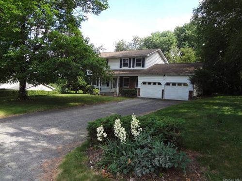 22 Concord Rd, Fishkill NY 12524-1403 exterior