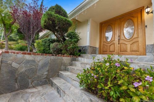 5352 Pineridge Dr, Glendale, CA 91214-1432
