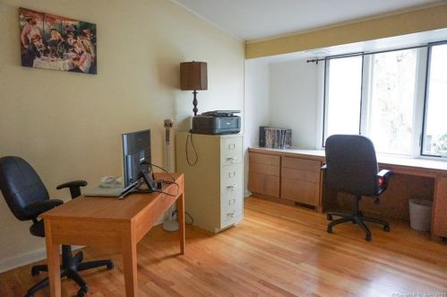 180 Long Hill Rd, Wallingford CT  06492-4934 exterior