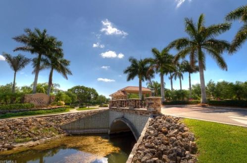 5076 Post Oak Ln, Naples FL  34105-4526 exterior