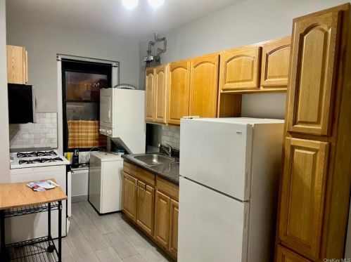 335 209th St, Bronx, NY 10467-3525