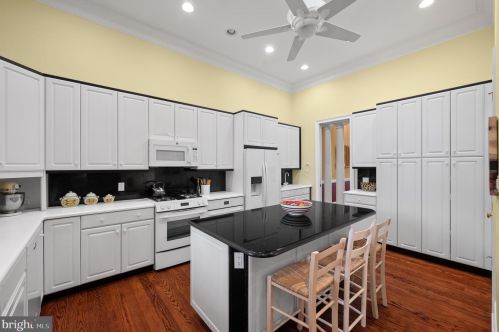 100 Deer Vly Ln, Wilmington DE  19807-1912 exterior