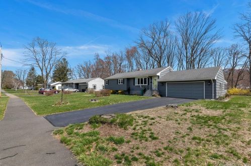 10 Algonquin Dr, North Haven, CT 06473-2718
