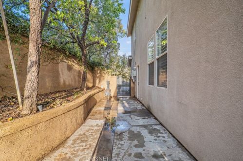 27836 Mariposa Ln, Santa Clarita CA  91384-4114 exterior