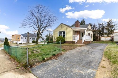 18 Phillips St, United States Coast Guard Ac CT  06320-2619 exterior