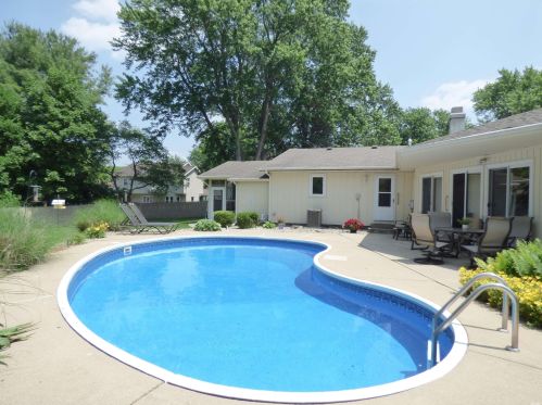 17911 Williamsburg Dr, Granger IN  46530-9252 exterior