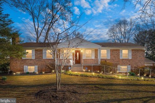 3003 Rayjohn Ln, Herndon, VA 20171-1517