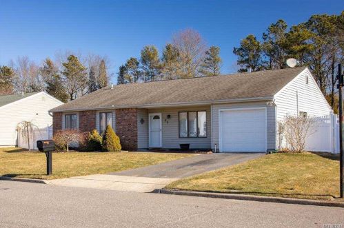 23 Santa Anita Ct, Holbrook, NY 11741-4303