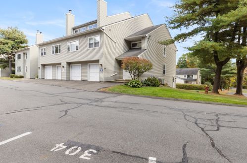 304 Carlton Ln, Rocky Hill, CT 06067-1055