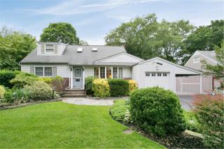 20 Goldsmith Ave, Greenlawn, NY 11740-3133