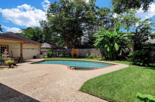 5615 Rocky Brook Dr, Humble, TX 77345-1404
